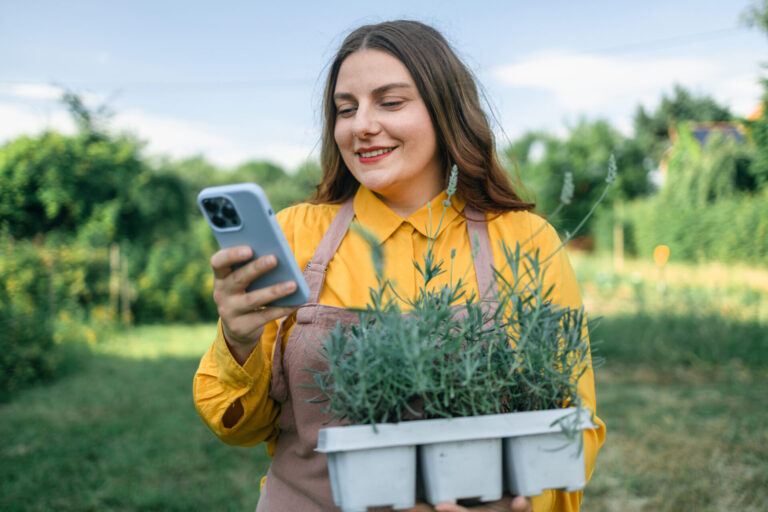 Jeune femme qui découvre le jardinage